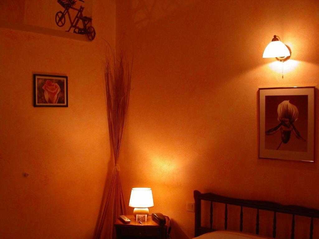 Hotel Le Dauphin Moulins-la-Marche Pokoj fotografie